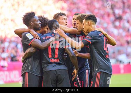 Monaco, Germania. 14th agosto, 2022. Sadio Mane (FCB 17) celebra il suo obiettivo fuori-gioco, felice, ridere, celebrazione, nella partita FC BAYERN München - VFL WOLFSBURG 2-0 1.German Football League il 14 agosto 2022 a Monaco di Baviera, Germania. Stagione 2022/2023, giorno 2, 1.Bundesliga, FCB, München, 2.Spieltag © Peter Schatz / Alamy Live News - LE NORMATIVE DFL VIETANO L'USO DELLE FOTOGRAFIE come SEQUENZE DI IMMAGINI e/o QUASI-VIDEO - Foto Stock