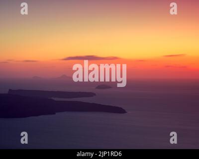 Vista aerea con colori surreali tramonto. Isola di Santorini, Grecia Foto Stock