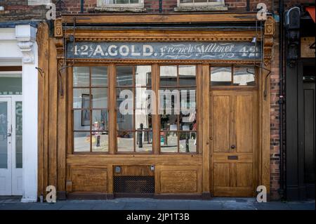 Il vecchio negozio di Un Gold French Milliner a Spitalfields London UK Foto Stock