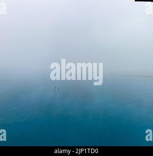 Una vista aerea di una tempesta sul Mar dei Caraibi da una nave da crociera. Foto Stock