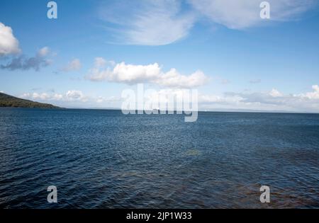 Nave da carico ormeggiata a Brodick Bay, l'isola di Arran North Ayrshire Scotland Foto Stock