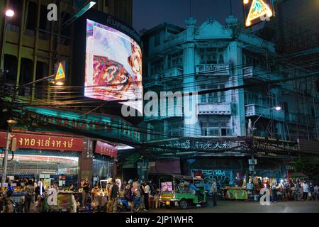 BANGKOK, THAILANDIA - 11 DICEMBRE 2021 : negozi di alimentari e le attività commerciali abituali nel grande quartiere di Chinatown al crepuscolo. Foto Stock