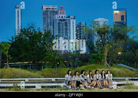 BANGKOK, THAILANDIA - 23 MARZO 2022 : le ragazze studentesche si stanno posando nel parco forestale di Benchakitti nel centro della città. Foto Stock