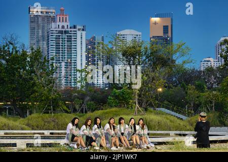 BANGKOK, THAILANDIA - 23 MARZO 2022 : le ragazze studentesche si stanno posando nel parco forestale di Benchakitti nel centro della città. Foto Stock