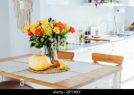 Cucina moderna e luminosa con colori bianco e rosa Foto stock - Alamy