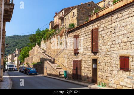 Olmeto, Francia - 25 agosto 2018: Vista strada con vecchie case in una giornata di sole estate, comune Olmeto nel dipartimento della Corsica-du-Sud della Francia sul IS Foto Stock