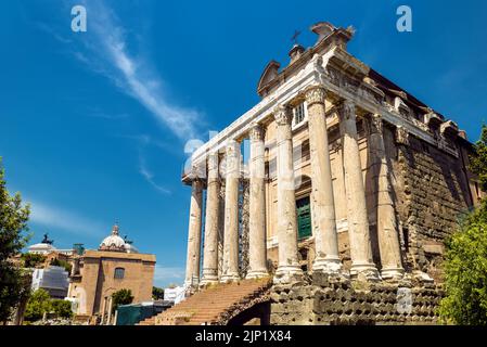 Tempio di Antonino e Faustina sul Foro Romano, Roma, Italia. Scenario della chiesa antica e medievale, attrazioni turistiche di Roma. Edificio storico Foto Stock