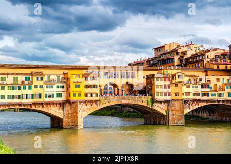 Ponte Vecchio sul fiume Arno, Firenze, Italia. E' un famoso punto di riferimento di Firenze. Vista sul bellissimo Ponte Vecchio medievale, scenario di Nizza ol Foto Stock