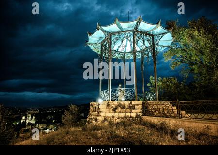 Pergolato cinese di notte, Pyatigorsk, Stavropol Krai, Russia. E' un punto di riferimento storico di Pyatigorsk. Scenario di bella rotonda metallica a Mashuk montagna Foto Stock