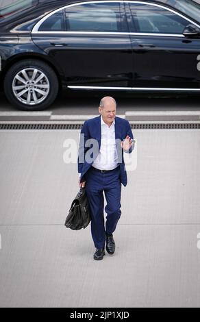 Brandeburgo, Germania. 15 agosto 2022, Brandeburgo, Schönefeld: Il Cancelliere tedesco OLAF Scholz (SPD) arriva alla sezione militare dell'aeroporto BER di Berlino-Brandeburgo per il volo in Norvegia. A Oslo, il cancelliere partecipa alla riunione dei primi ministri nordici. Foto: Kay Nietfeld/dpa Credit: dpa Picture Alliance/Alamy Live News Foto Stock