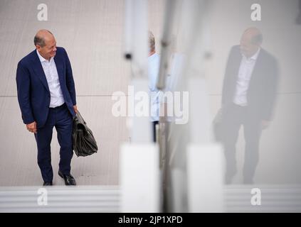 Brandeburgo, Germania. 15 agosto 2022, Brandeburgo, Schönefeld: Il Cancelliere tedesco OLAF Scholz (SPD) arriva alla sezione militare dell'aeroporto BER di Berlino-Brandeburgo per il volo in Norvegia. A Oslo, il cancelliere partecipa alla riunione dei primi ministri nordici. Foto: Kay Nietfeld/dpa Credit: dpa Picture Alliance/Alamy Live News Foto Stock