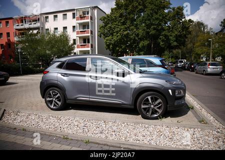 Berlino, Germania. 15th ago, 2022. Le porte di diverse auto sono state tappate dopo che le svastikas sono state graffiate nelle porte e nei cofani delle auto. (A dpa 'più svastikas scoperto su cofani auto a Berlino') Credit: Carsten Koall/dpa/Alamy Live News Foto Stock