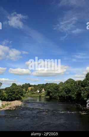 Il fiume Ribble vicino a Hurst Green nella Ribble Valley Lancashire in una serata estiva Inghilterra Foto Stock