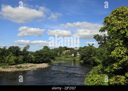 Il fiume Ribble vicino a Hurst Green nella Ribble Valley Lancashire in una serata estiva Inghilterra Foto Stock