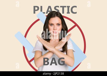 Foto fumetti fumetti schizzo immagine di bella ragazza seria mani incrociate mostra segno di stop contro il sacco di plastica inquinamento sostegno riciclaggio Foto Stock