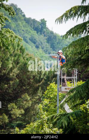 20 maggio 2020 Valdagno, Italia: Aggiornamento lampioni di lampioni di lampioni, sostituzione luci con lampade a LED, per una migliore efficienza energetica. L'uomo dentro Foto Stock