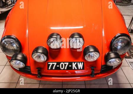 Carrera arancione Porsche 911 con luci anteriori rally Foto Stock