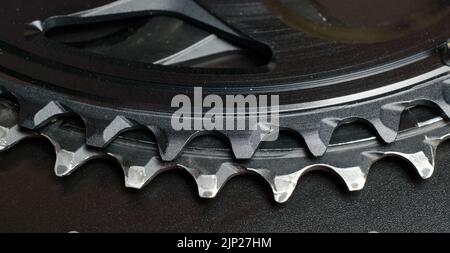 Marcia avanti bici da strada - 50 denti. Indossato il nostro ingranaggio per bicicletta rispetto a quello nuovo. Foto macro dei denti del pignone. Foto Stock