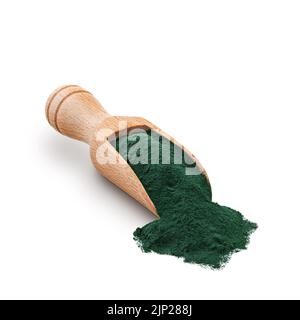 Paletta in legno piena di polvere di spirulina isolata su fondo bianco. Messa a fuoco profonda Foto Stock