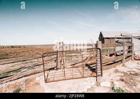 Gli edifici della fattoria nel deserto si trovano nelle pianure del duro sole australiano Foto Stock