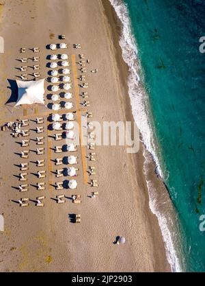 Foto aerea di un bar sulla spiaggia di Agiokampos, Grecia Foto Stock