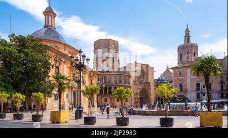 Valencia, Spagna - 07 agosto 2019: Piazza della Vergine. Una vivace piazza nel centro di Valencia, circondata da famosi edifici storici e caffetterie all'aperto Foto Stock