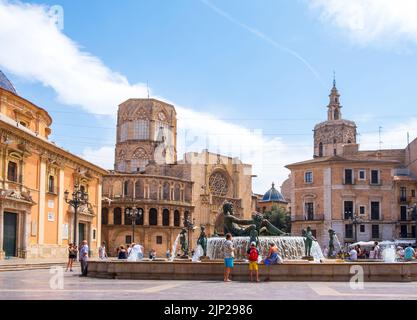 Valencia, Spagna - 07 agosto 2019: Vista alla Fontana di Turia, Cattedrale e Basilica di nostra Signora in Piazza della Vergine di Valencia Foto Stock