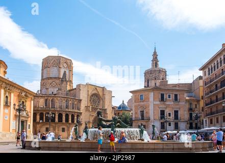 Valencia, Spagna - 07 agosto 2019: Vista alla Fontana di Turia, Cattedrale e Basilica di nostra Signora in Piazza della Vergine di Valencia Foto Stock