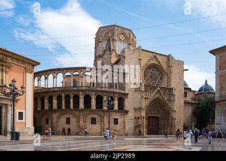 Valencia, Spagna - 07 agosto 2019: Piazza della Vergine. Una vivace piazza nel centro di Valencia, circondata da famosi edifici storici e caffetterie all'aperto Foto Stock