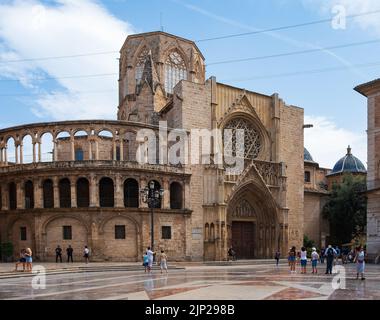 Valencia, Spagna - 07 agosto 2019: Piazza della Vergine. Una vivace piazza nel centro di Valencia, circondata da famosi edifici storici e caffetterie all'aperto Foto Stock