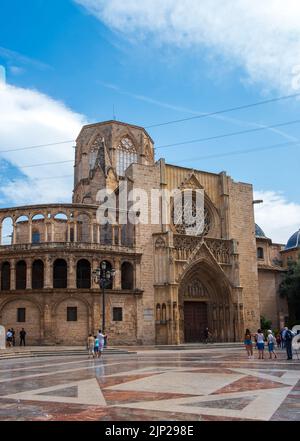 Valencia, Spagna - 07 agosto 2019: Cattedrale di Valencia sulla Piazza della Beata Vergine. Una vivace piazza nel centro di Valencia Foto Stock