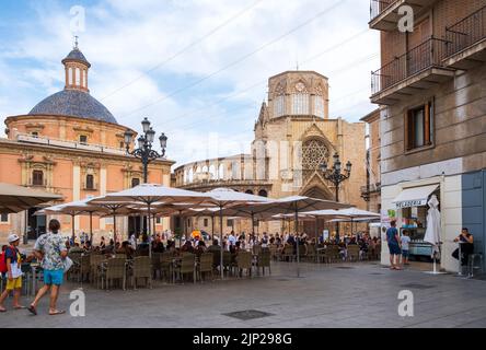 Valencia, Spagna - 07 agosto 2019: Piazza della Vergine. Una vivace piazza nel centro di Valencia, circondata da famosi edifici storici e caffetterie all'aperto Foto Stock