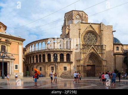 Valencia, Spagna - 07 agosto 2019: Cattedrale di Valencia sulla Piazza della Beata Vergine. Una vivace piazza nel centro di Valencia Foto Stock