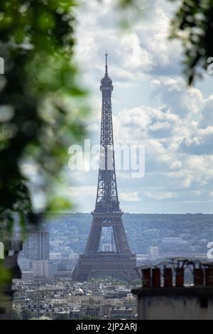 Uno scatto verticale del paesaggio urbano di Parigi con la Torre Eiffel. Francia. Foto Stock