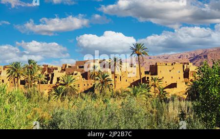 Bella idilliaca Atlas montagne palme oasi valle, tipica casa marocchina kasbah villaggio - Tinghir (Tinerhir), Marocco Foto Stock