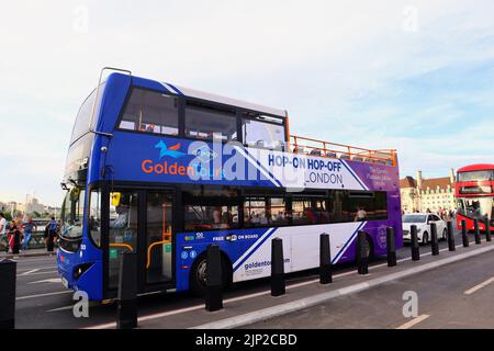 Il tour in autobus Hop-on Hop-Off di Londra passa attraverso il Westminster Bridge Foto Stock