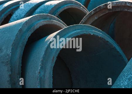 Tubi fognari in calcestruzzo per cantieri edili, architettura e concetto industriale Foto Stock