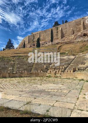 Teatro di Dionysos con Akropolis in vista Foto Stock