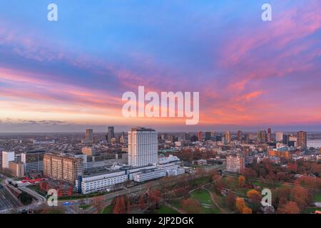 Rotterdam, Olanda skyline della città al tramonto. Foto Stock