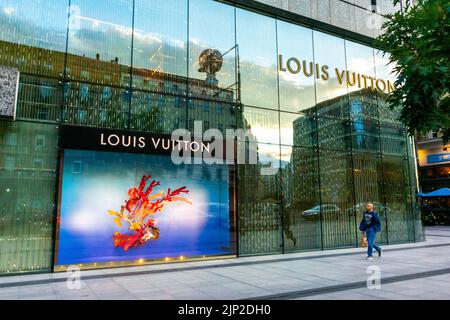 Varsavia, Polonia, Man Walking, Louis Vuitton, LVMH, negozio di abbigliamento di lusso, Street Scene, Old Town Center, vetro, logo, pubblicità di un marchio di lusso Foto Stock