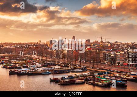 Amsterdam, Paesi Bassi skyline della città sul canale del Mare del Nord al tramonto. Foto Stock