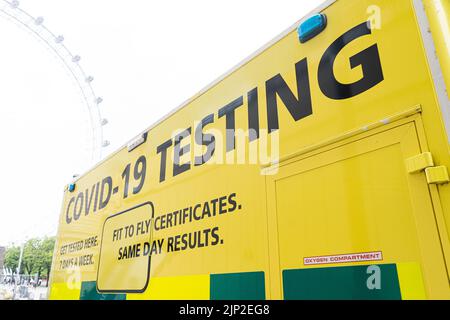 15 agosto 2022: Test COVID-19 in ambulanza per certificati FIT to Fly, Waterloo, Londra, Regno Unito Foto Stock