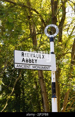 Cartello stradale Old Yorks North Riding County council che indica l'abbazia di Rievaulx, l'abbazia di Rye Valley, le rovine vicino a Helmsley, North Yorkshire, Inghilterra. Foto Stock