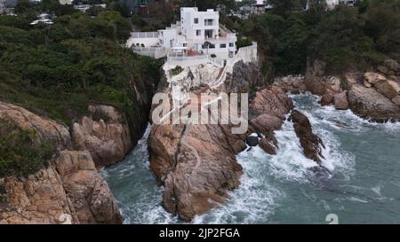 Un drone aereo di un palazzo sulla cima della scogliera sull'Isola di Cheung Chau, Hong Kong Foto Stock