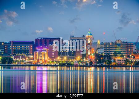 Erie, Pennsylvania, USA sul lago Erie al crepuscolo. Foto Stock