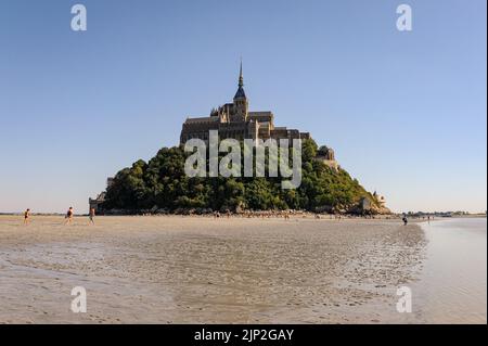 Le Mont Saint Michel, Francia - 22 agosto 2013: Le Mont Saint Michelle (Francia) in una giornata di sole in estate, bassa marea, vista dal mare Foto Stock