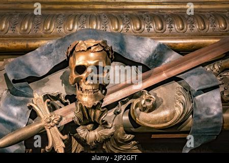 La tomba e il sarcofago di Leopoldo i con una statua di un cranio coronato e di una spada ornata Foto Stock