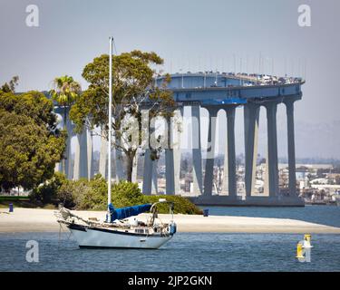 Una barca a vela è ormeggiata a Glorietta Bay a Coronado, California, vicino a San Diego. Foto Stock