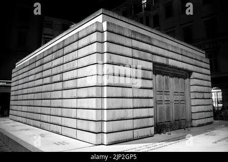 Un'immagine in scala di grigi del Memoriale dell'Olocausto di Judenplatz a Vienna, in Austria, di notte Foto Stock