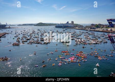 Oslo 20220813.Spectators si è riunito sia sulla terra che sull'acqua in Bjoervika, dove i tuffatori della scogliera da tutto il mondo tuffano da un bordo di immersione dal tetto dell'Opera durante il Red Bull Cliff Diving. Foto: Beate Oma Dahle / NTB Foto Stock